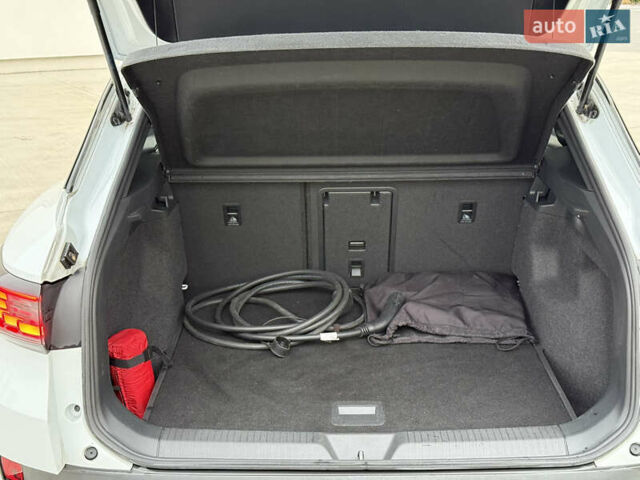 Белый Фольксваген ID.4, объемом двигателя 0 л и пробегом 61 тыс. км за 20900 $, фото 69 на Automoto.ua