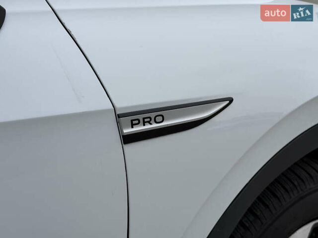 Белый Фольксваген ID.4, объемом двигателя 0 л и пробегом 61 тыс. км за 20900 $, фото 23 на Automoto.ua