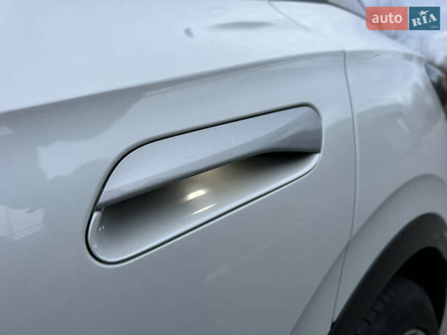 Белый Фольксваген ID.4, объемом двигателя 0 л и пробегом 65 тыс. км за 22999 $, фото 12 на Automoto.ua