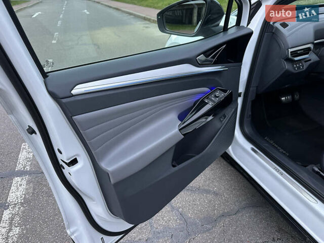 Белый Фольксваген ID.4, объемом двигателя 0 л и пробегом 65 тыс. км за 22999 $, фото 11 на Automoto.ua