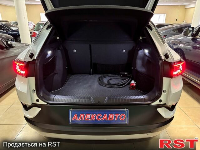 Білий Фольксваген ID.4, об'ємом двигуна 0.15 л та пробігом 21 тис. км за 25300 $, фото 4 на Automoto.ua