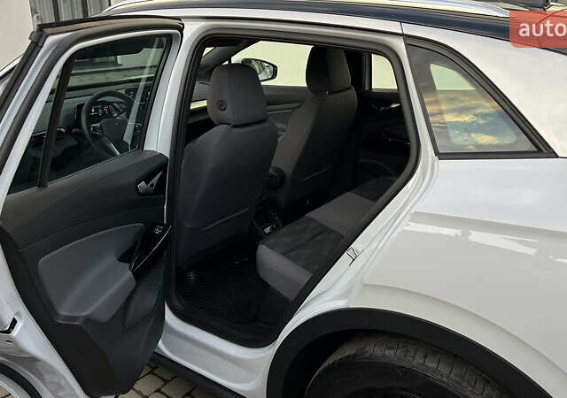 Белый Фольксваген ID.4, объемом двигателя 0 л и пробегом 47 тыс. км за 25500 $, фото 25 на Automoto.ua