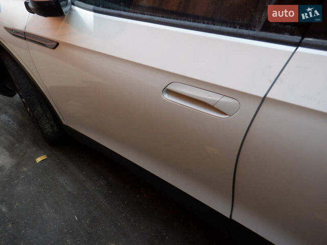 Білий Фольксваген ID.4, об'ємом двигуна 0 л та пробігом 63 тис. км за 17000 $, фото 20 на Automoto.ua