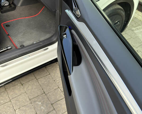 Белый Фольксваген ID.4, объемом двигателя 0 л и пробегом 28 тыс. км за 36249 $, фото 25 на Automoto.ua