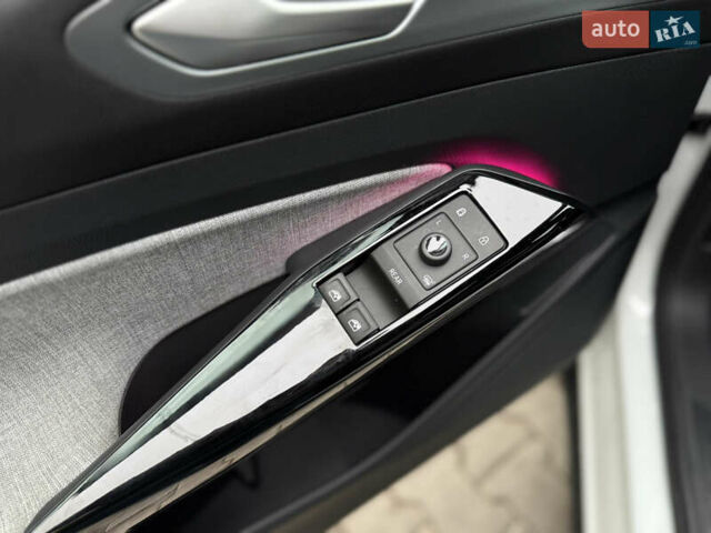 Белый Фольксваген ID.4, объемом двигателя 0 л и пробегом 8 тыс. км за 25900 $, фото 50 на Automoto.ua