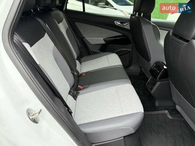 Белый Фольксваген ID.4, объемом двигателя 0 л и пробегом 8 тыс. км за 25900 $, фото 40 на Automoto.ua