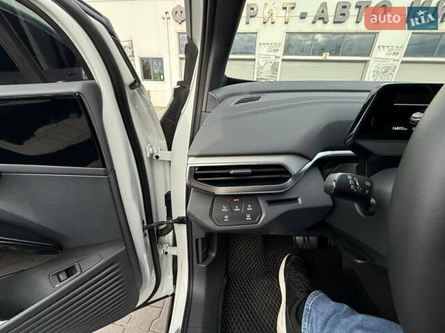 Белый Фольксваген ID.4, объемом двигателя 0 л и пробегом 17 тыс. км за 27900 $, фото 10 на Automoto.ua