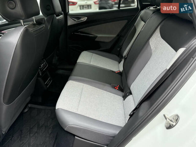 Белый Фольксваген ID.4, объемом двигателя 0 л и пробегом 8 тыс. км за 25900 $, фото 39 на Automoto.ua