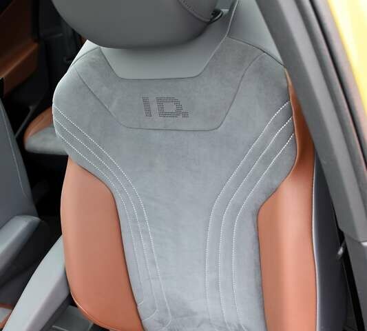 Желтый Фольксваген ID.4, объемом двигателя 0 л и пробегом 26 тыс. км за 29900 $, фото 43 на Automoto.ua