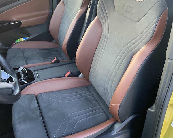 Желтый Фольксваген ID.4, объемом двигателя 0 л и пробегом 63 тыс. км за 32000 $, фото 7 на Automoto.ua