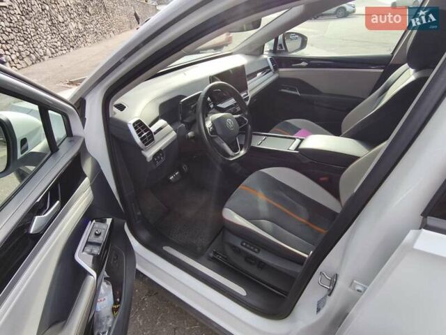 Белый Фольксваген ID.6 Crozz, объемом двигателя 0 л и пробегом 148 тыс. км за 24500 $, фото 7 на Automoto.ua