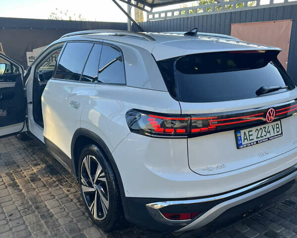 Белый Фольксваген ID.6 Crozz, объемом двигателя 0 л и пробегом 18 тыс. км за 26700 $, фото 6 на Automoto.ua