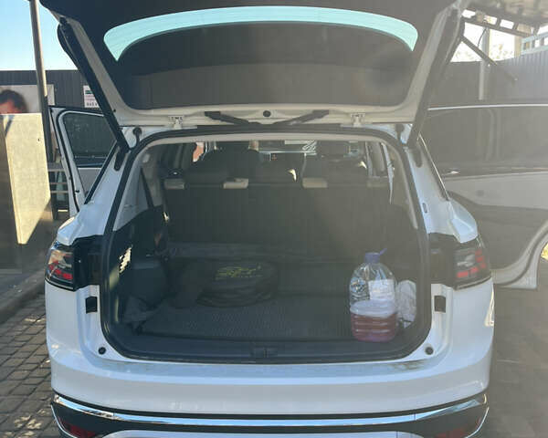 Белый Фольксваген ID.6 Crozz, объемом двигателя 0 л и пробегом 18 тыс. км за 26700 $, фото 16 на Automoto.ua