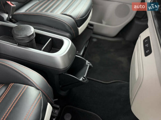 Чорний Фольксваген I.D. Buzz, об'ємом двигуна 0 л та пробігом 55 тис. км за 25400 $, фото 48 на Automoto.ua