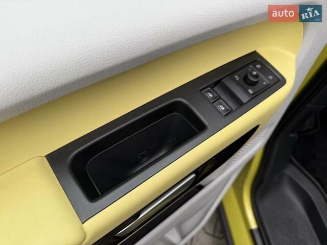 Желтый Фольксваген I.D. Buzz, объемом двигателя 0 л и пробегом 25 тыс. км за 45900 $, фото 24 на Automoto.ua