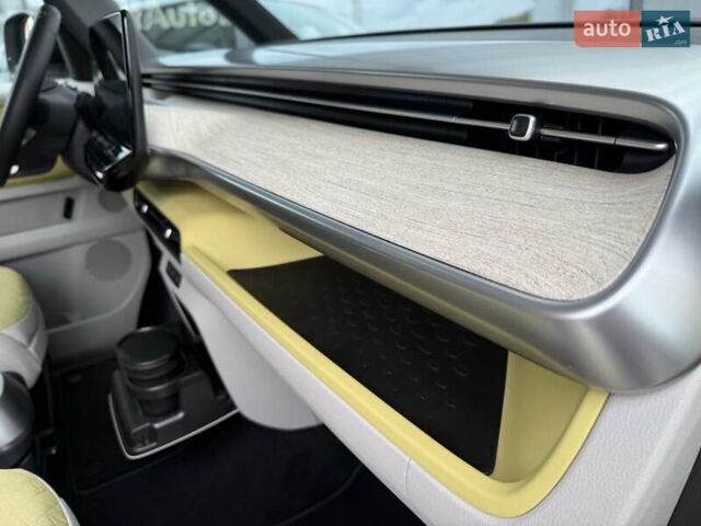 Желтый Фольксваген I.D. Buzz, объемом двигателя 0 л и пробегом 25 тыс. км за 45900 $, фото 41 на Automoto.ua