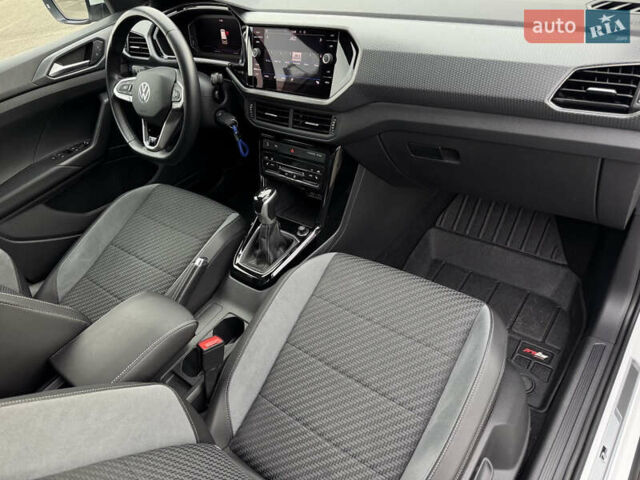 Белый Фольксваген T-Cross, объемом двигателя 1.5 л и пробегом 25 тыс. км за 29999 $, фото 30 на Automoto.ua
