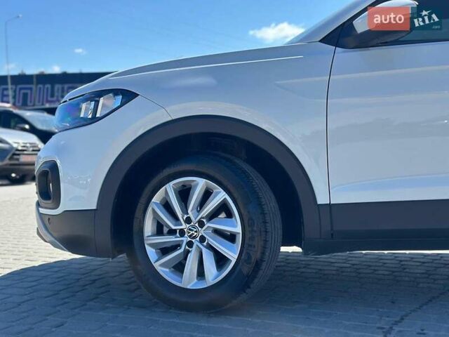 Белый Фольксваген T-Cross, объемом двигателя 1 л и пробегом 30 тыс. км за 19990 $, фото 3 на Automoto.ua