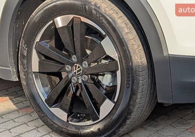 Белый Фольксваген T-Cross, объемом двигателя 1.2 л и пробегом 1 тыс. км за 21999 $, фото 38 на Automoto.ua