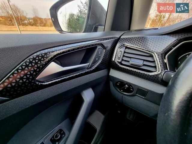 Серый Фольксваген T-Cross, объемом двигателя 1.6 л и пробегом 115 тыс. км за 23999 $, фото 55 на Automoto.ua