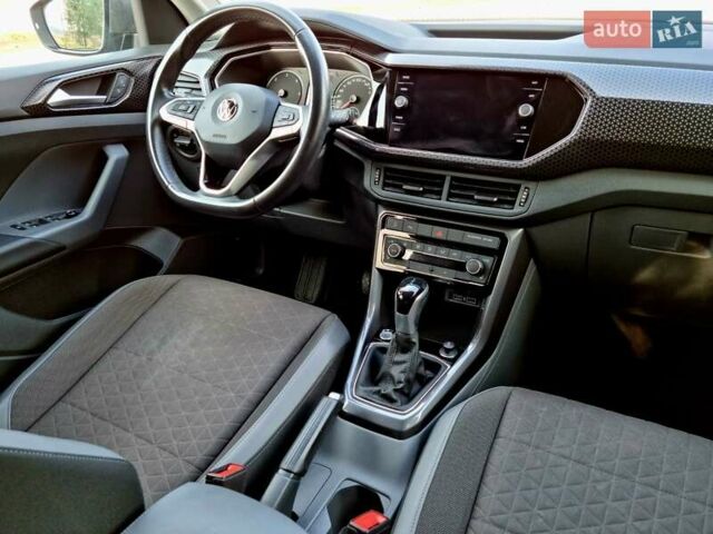Серый Фольксваген T-Cross, объемом двигателя 1.6 л и пробегом 115 тыс. км за 22999 $, фото 84 на Automoto.ua