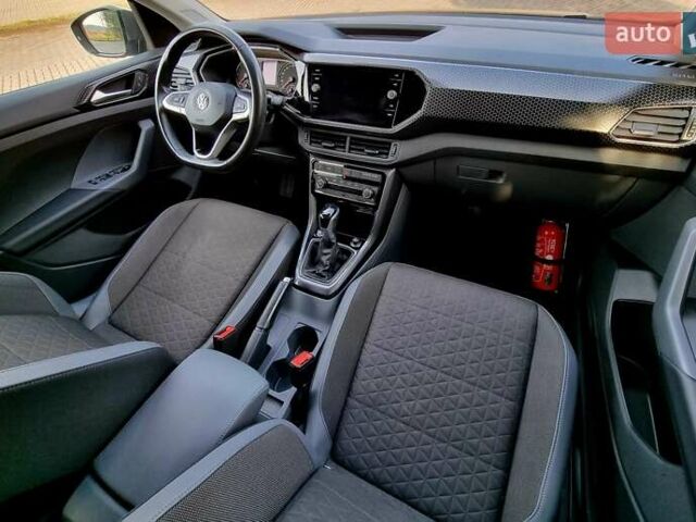 Серый Фольксваген T-Cross, объемом двигателя 1.6 л и пробегом 115 тыс. км за 22999 $, фото 82 на Automoto.ua