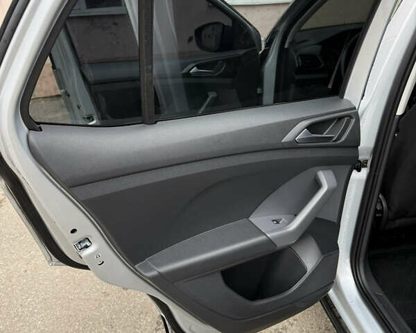 Серый Фольксваген T-Cross, объемом двигателя 1 л и пробегом 54 тыс. км за 19000 $, фото 24 на Automoto.ua