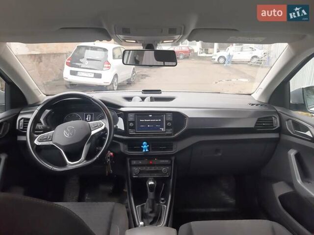 Серый Фольксваген T-Cross, объемом двигателя 1 л и пробегом 53 тыс. км за 19000 $, фото 7 на Automoto.ua