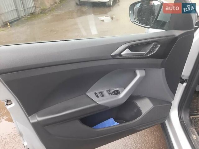Серый Фольксваген T-Cross, объемом двигателя 1 л и пробегом 53 тыс. км за 19000 $, фото 10 на Automoto.ua