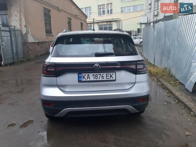 Серый Фольксваген T-Cross, объемом двигателя 1 л и пробегом 53 тыс. км за 19000 $, фото 4 на Automoto.ua