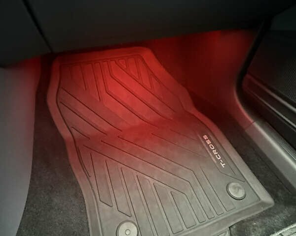 Серый Фольксваген T-Cross, объемом двигателя 1 л и пробегом 54 тыс. км за 19000 $, фото 12 на Automoto.ua