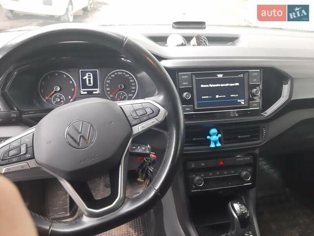 Серый Фольксваген T-Cross, объемом двигателя 1 л и пробегом 53 тыс. км за 19000 $, фото 9 на Automoto.ua