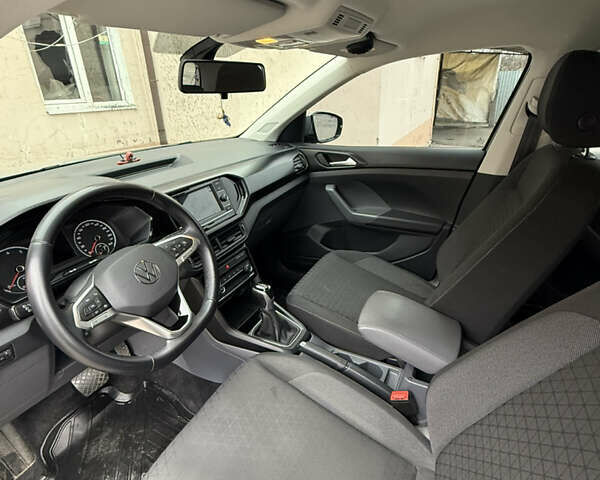 Серый Фольксваген T-Cross, объемом двигателя 1 л и пробегом 54 тыс. км за 19000 $, фото 21 на Automoto.ua