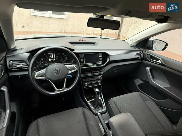 Серый Фольксваген T-Cross, объемом двигателя 1 л и пробегом 54 тыс. км за 19000 $, фото 17 на Automoto.ua
