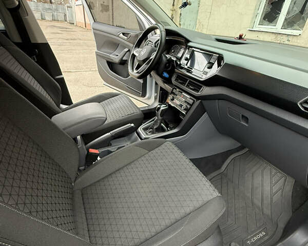 Серый Фольксваген T-Cross, объемом двигателя 1 л и пробегом 54 тыс. км за 19000 $, фото 20 на Automoto.ua