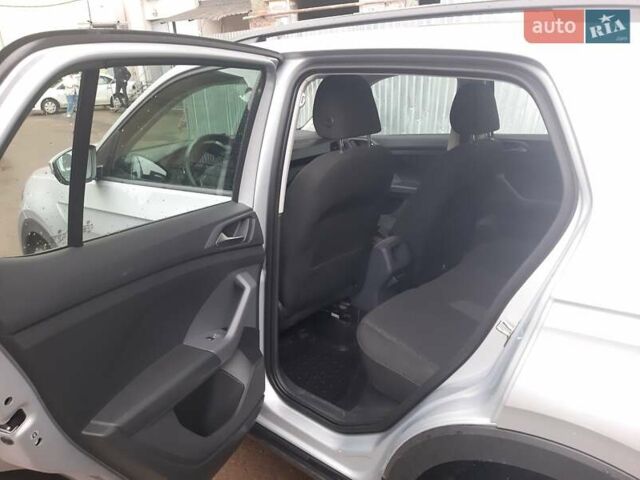 Серый Фольксваген T-Cross, объемом двигателя 1 л и пробегом 53 тыс. км за 19000 $, фото 5 на Automoto.ua