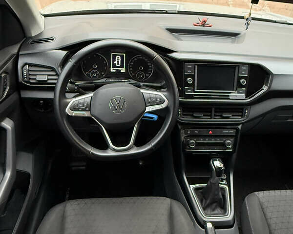 Серый Фольксваген T-Cross, объемом двигателя 1 л и пробегом 54 тыс. км за 19000 $, фото 18 на Automoto.ua