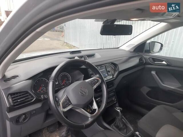 Серый Фольксваген T-Cross, объемом двигателя 1 л и пробегом 53 тыс. км за 19000 $, фото 8 на Automoto.ua