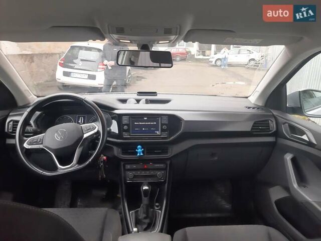 Серый Фольксваген T-Cross, объемом двигателя 1 л и пробегом 53 тыс. км за 19000 $, фото 6 на Automoto.ua