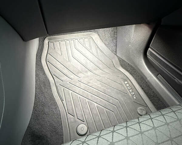 Серый Фольксваген T-Cross, объемом двигателя 1 л и пробегом 54 тыс. км за 19000 $, фото 11 на Automoto.ua