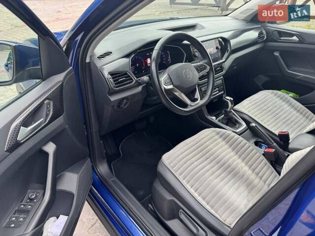 Синій Фольксваген T-Cross, об'ємом двигуна 1 л та пробігом 73 тис. км за 18777 $, фото 11 на Automoto.ua