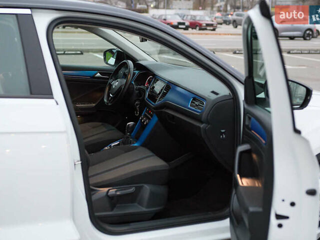 Белый Фольксваген Ти-Рок, объемом двигателя 1.97 л и пробегом 159 тыс. км за 23000 $, фото 23 на Automoto.ua