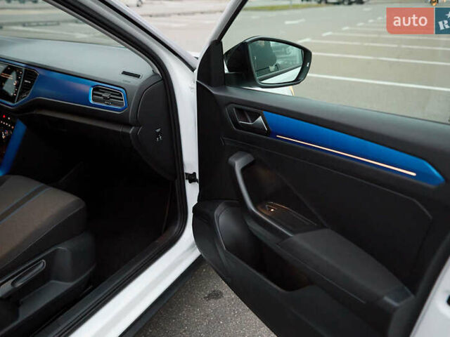 Белый Фольксваген Ти-Рок, объемом двигателя 1.97 л и пробегом 159 тыс. км за 23000 $, фото 25 на Automoto.ua