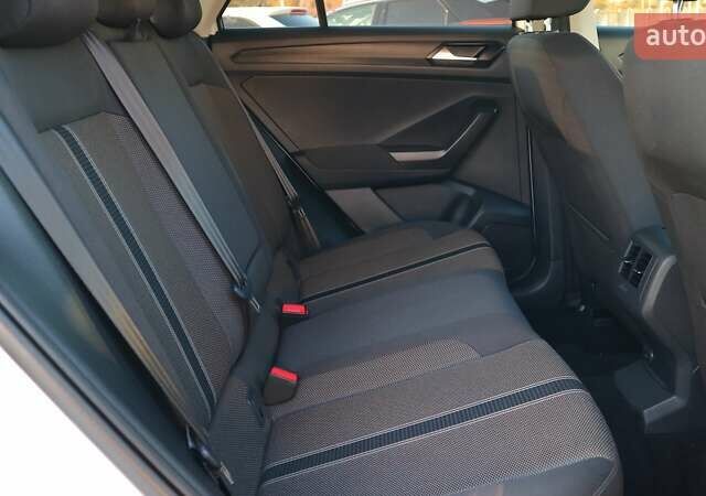 Белый Фольксваген Ти-Рок, объемом двигателя 1.5 л и пробегом 119 тыс. км за 20699 $, фото 6 на Automoto.ua