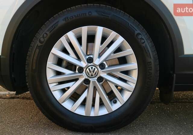 Белый Фольксваген Ти-Рок, объемом двигателя 1.5 л и пробегом 119 тыс. км за 20699 $, фото 10 на Automoto.ua