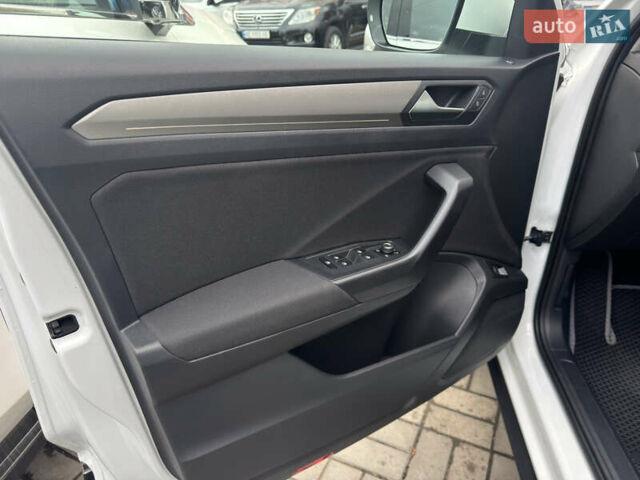 Белый Фольксваген Ти-Рок, объемом двигателя 1.5 л и пробегом 65 тыс. км за 23500 $, фото 24 на Automoto.ua