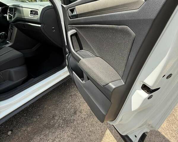 Белый Фольксваген Ти-Рок, объемом двигателя 1.5 л и пробегом 22 тыс. км за 25600 $, фото 19 на Automoto.ua