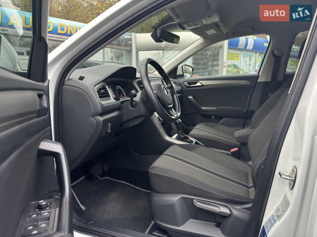 Белый Фольксваген Ти-Рок, объемом двигателя 1.5 л и пробегом 65 тыс. км за 23500 $, фото 25 на Automoto.ua