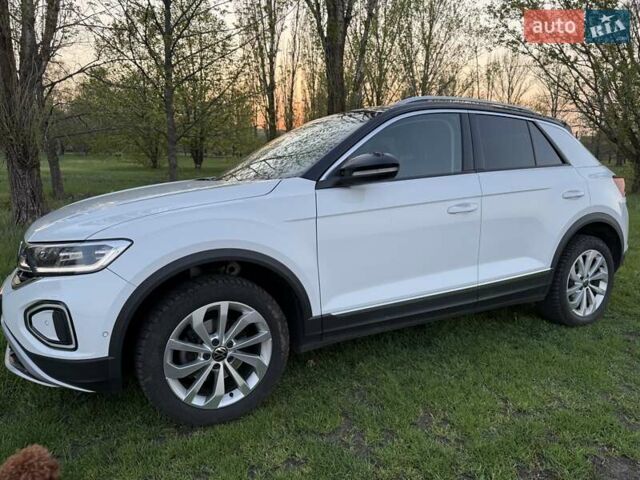 Белый Фольксваген Ти-Рок, объемом двигателя 1.5 л и пробегом 120 тыс. км за 25000 $, фото 1 на Automoto.ua