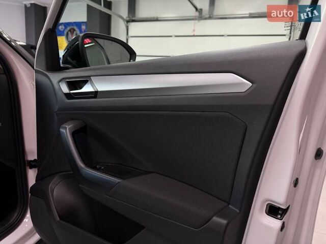 Фольксваген Ти-Рок 2024 в Тернополе на Automoto.ua Белый Фольксваген Ти-Рок, объемом двигателя 1.4 л и пробегом 5 тыс. км за 28300 $, фото 40 на Automoto.ua